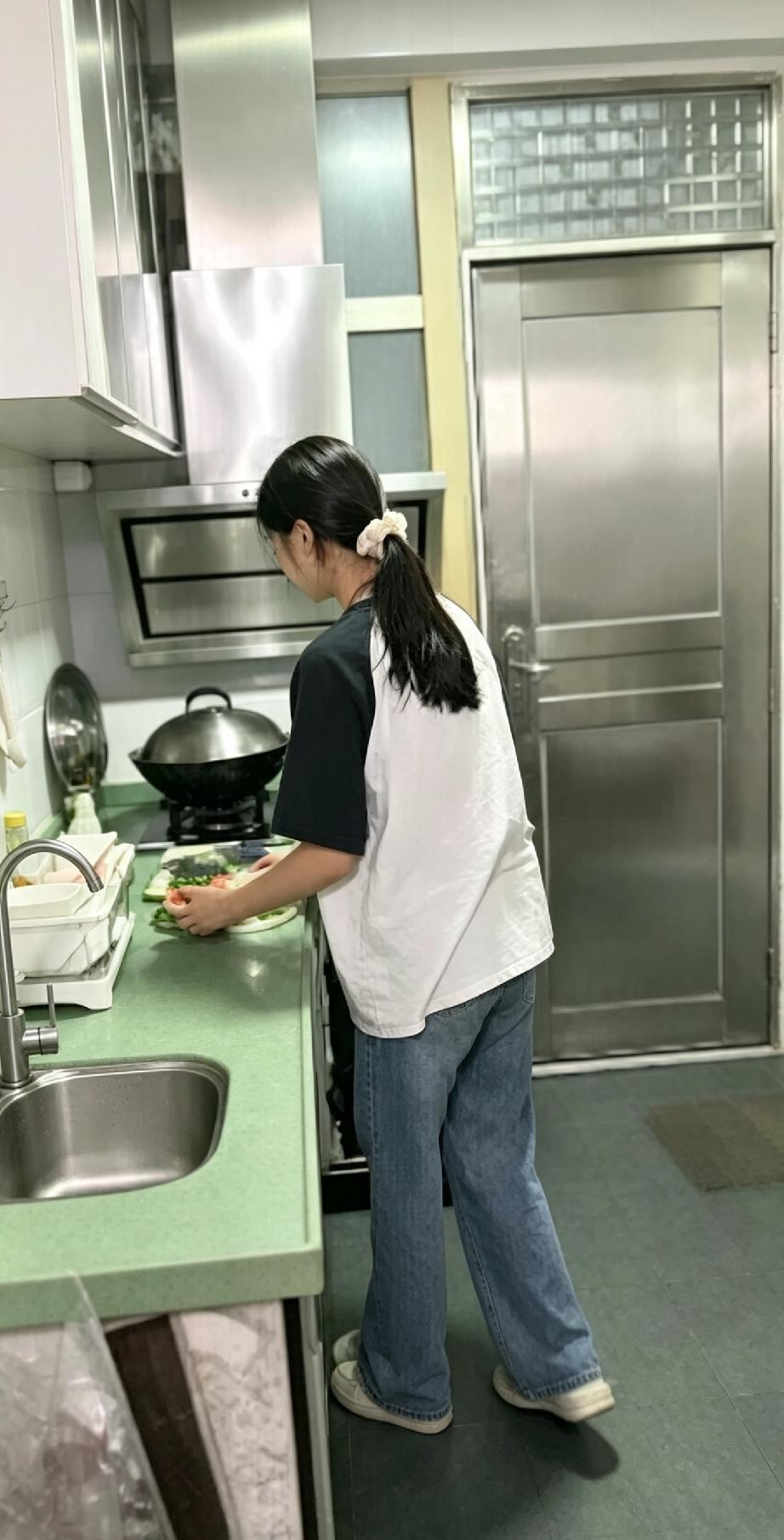 男子下班回家看见女儿蹲在厨房啃西瓜，西瓜差不多都剩皮了，可女孩还啃得津津有味，爸