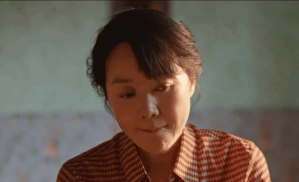 #小巷人家是闫妮的演技大赏#  闫妮在《小巷人家》中黄玲的形象深入人心，台词听得