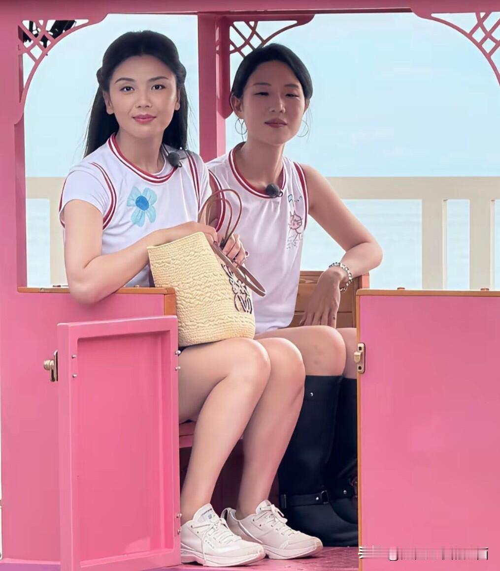 第一次看见刘涛穿着篮球服，搭配一条百褶短裙，看起来少女感满满的，不像是40多岁的