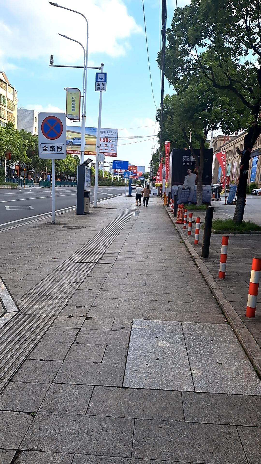 每一个路口都有人，才显得街道没有那么冷清。