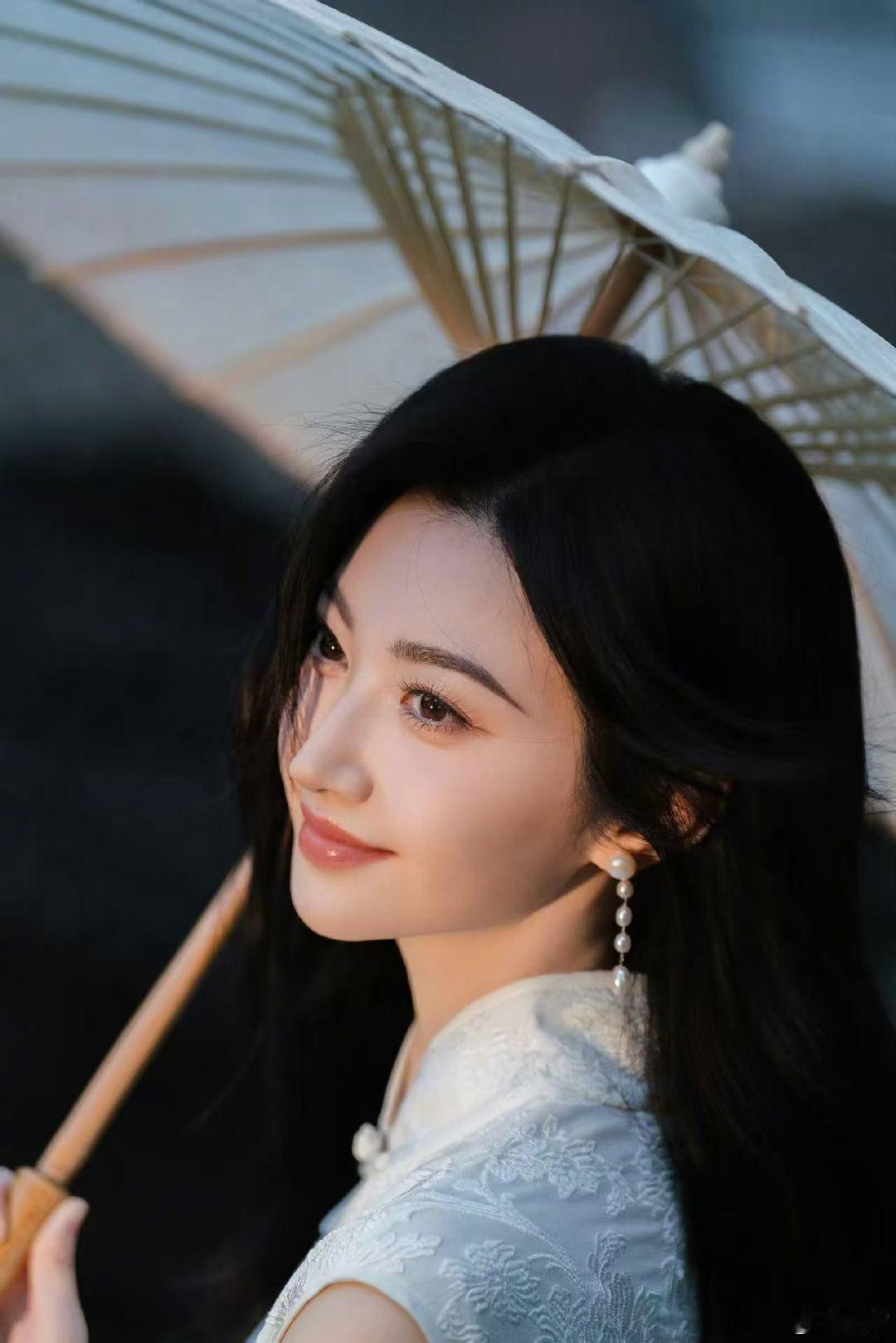 景甜旗袍执伞look景甜江南美女 景甜秋日执伞旗袍look，像一朵白莲一样圣洁！