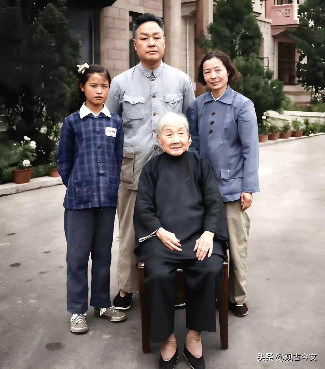 历史时光
照片拍摄于1959年湖南长沙，杨开慧母亲向振熙与长子杨开智，儿媳李崇德