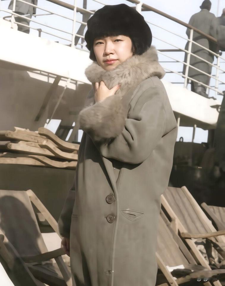 这女子名字叫施旦，她是汪精卫的秘书兼情人，图摄于30年代的一艘远洋客轮的甲板上。