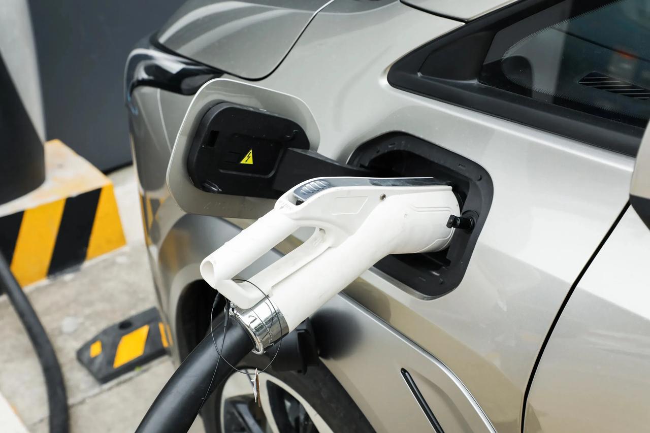 10万出头燃油车和新能源汽车，没想到使用成本差别这么大，保修，加油，充电竟然能省