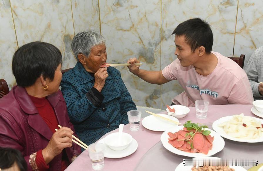 李银河曾说：

“当你的孩子主动给你买衣服，

买吃的，或者主动给你发红包，
