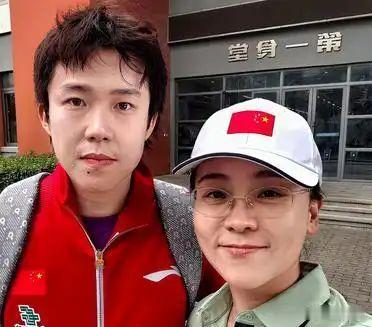 这是崇明岛流出出新的照片，王楚钦头发剪短了，孙颖莎穿裙子。8月19日, 国乒前往