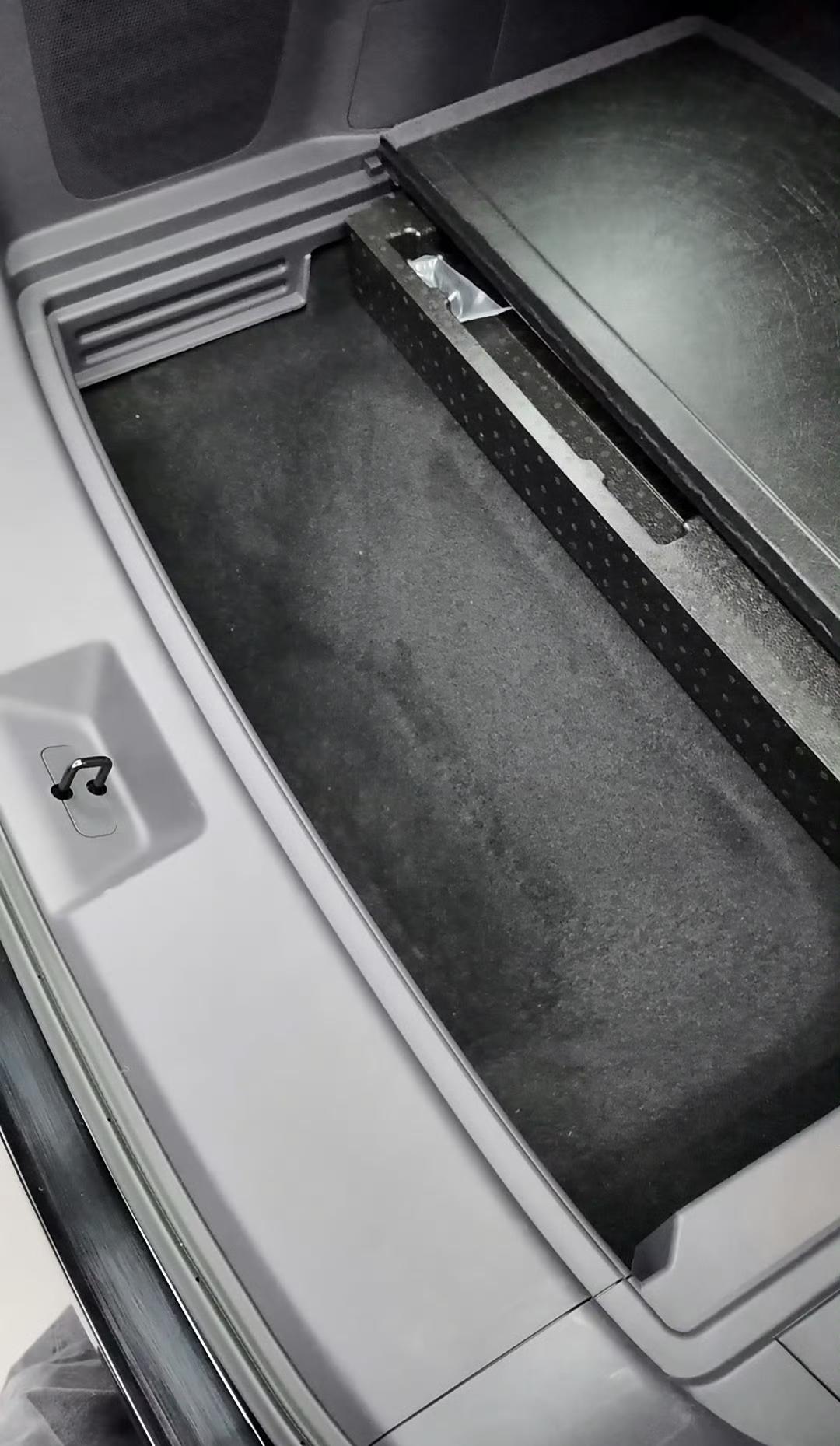 日产NX8的后备箱有多能装？
我们尝试了一下极限装法
把二排靠背调得立一些
放下