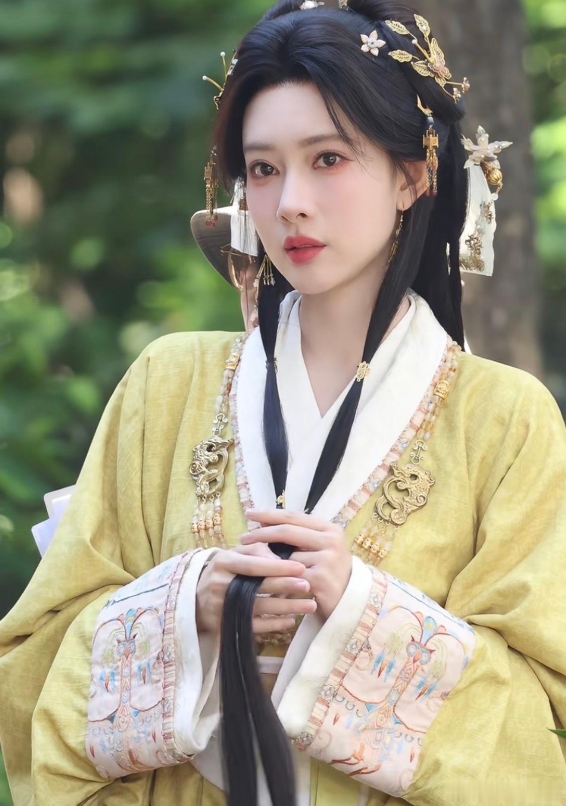 孟子义溢出屏幕的少女感粉色衬得娇俏，黄色显灵动，孟子义的少女感像会跑似的，从屏幕