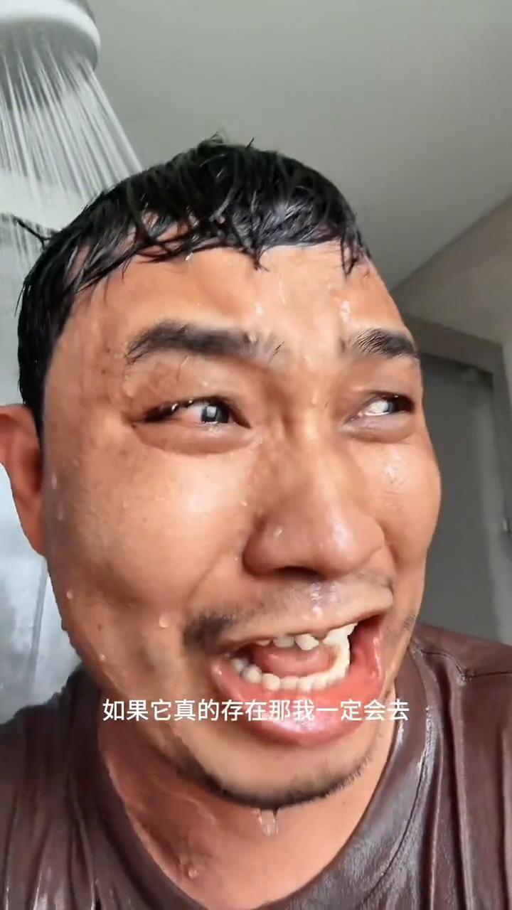 一直淋一直淋吧，这样就能清醒点。充满鲜花的世界到底在哪里？如果它真的存在，那我一