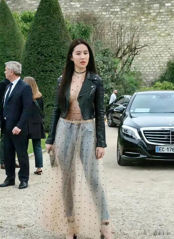 刘亦菲身高170cm，牛仔裤外那层纱纱看着有点多余，感觉去掉会更清爽利落些！[灵