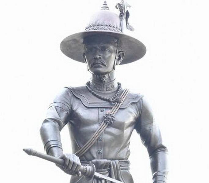 1782年4月，泰国吞武里大帝郑信被妹夫用沉香木捶杀，临死之前，他对背叛者发下“