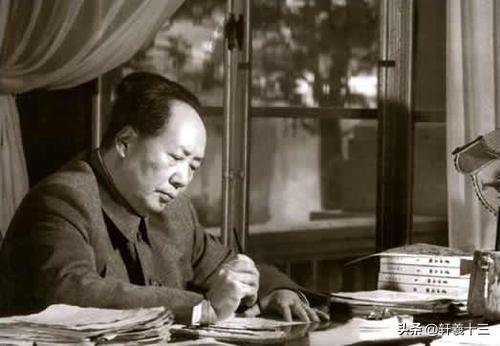 1949年，面对毛主席的指示，他摆手道：换假眼的大洋留给三哥买烟抽。
  
19