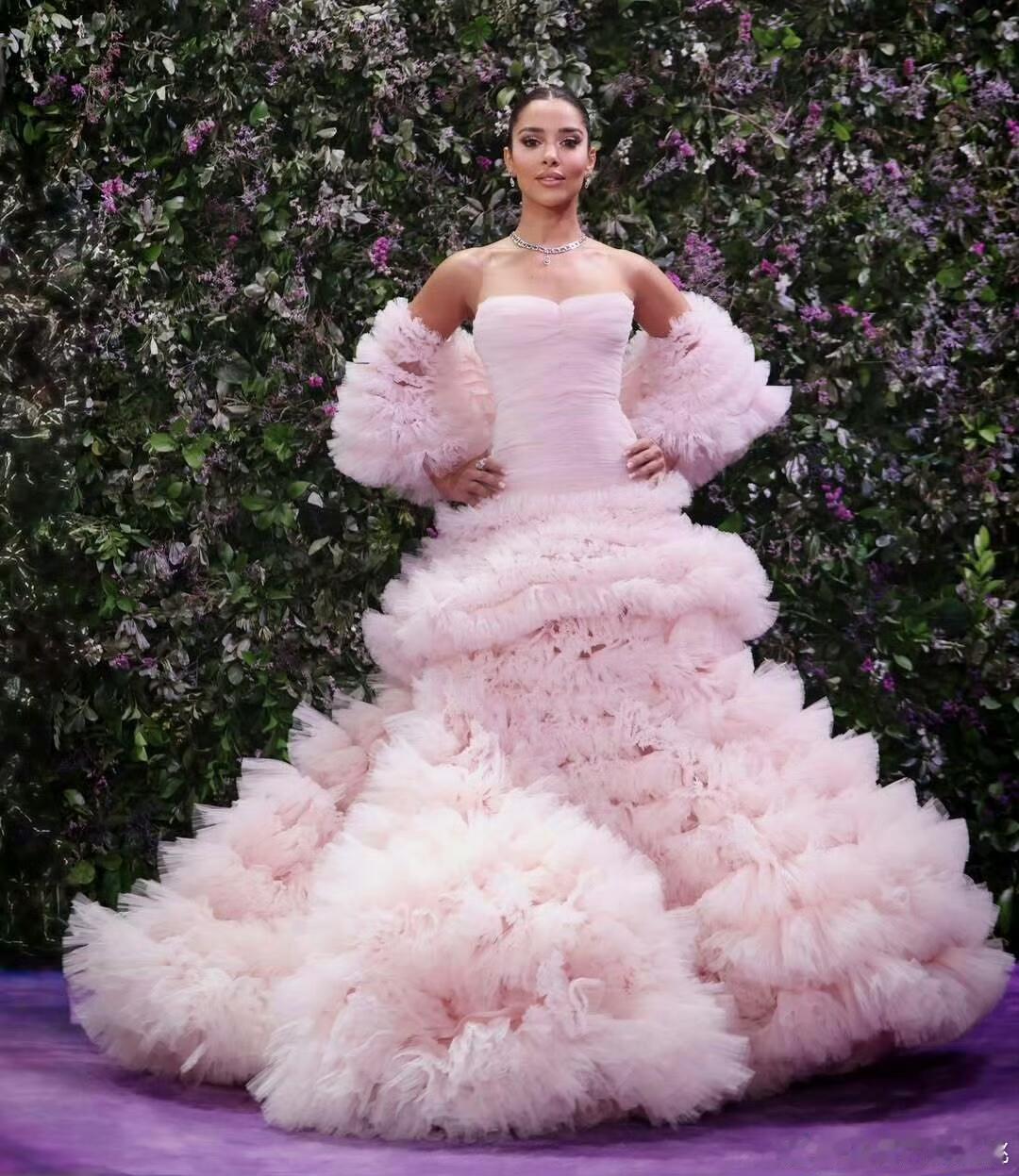 阿联酋女歌手Balqees 身穿Giambattista Valli 2025 