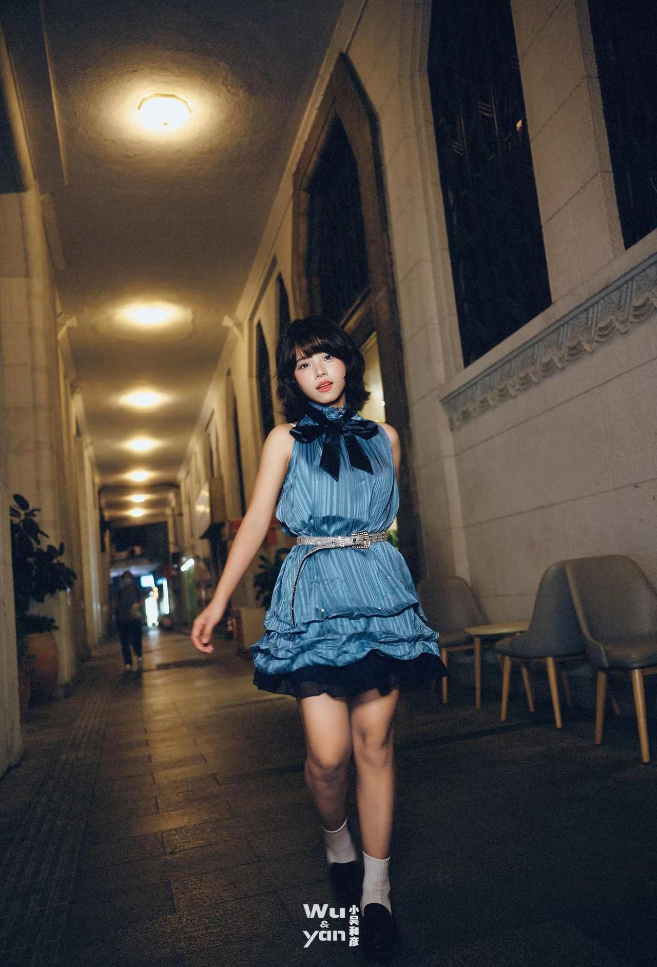 蓝裙、红灯、末班车，像一场昭和千金的夜游。📸@小吴和彦 夜景街拍 昭和千金风 
