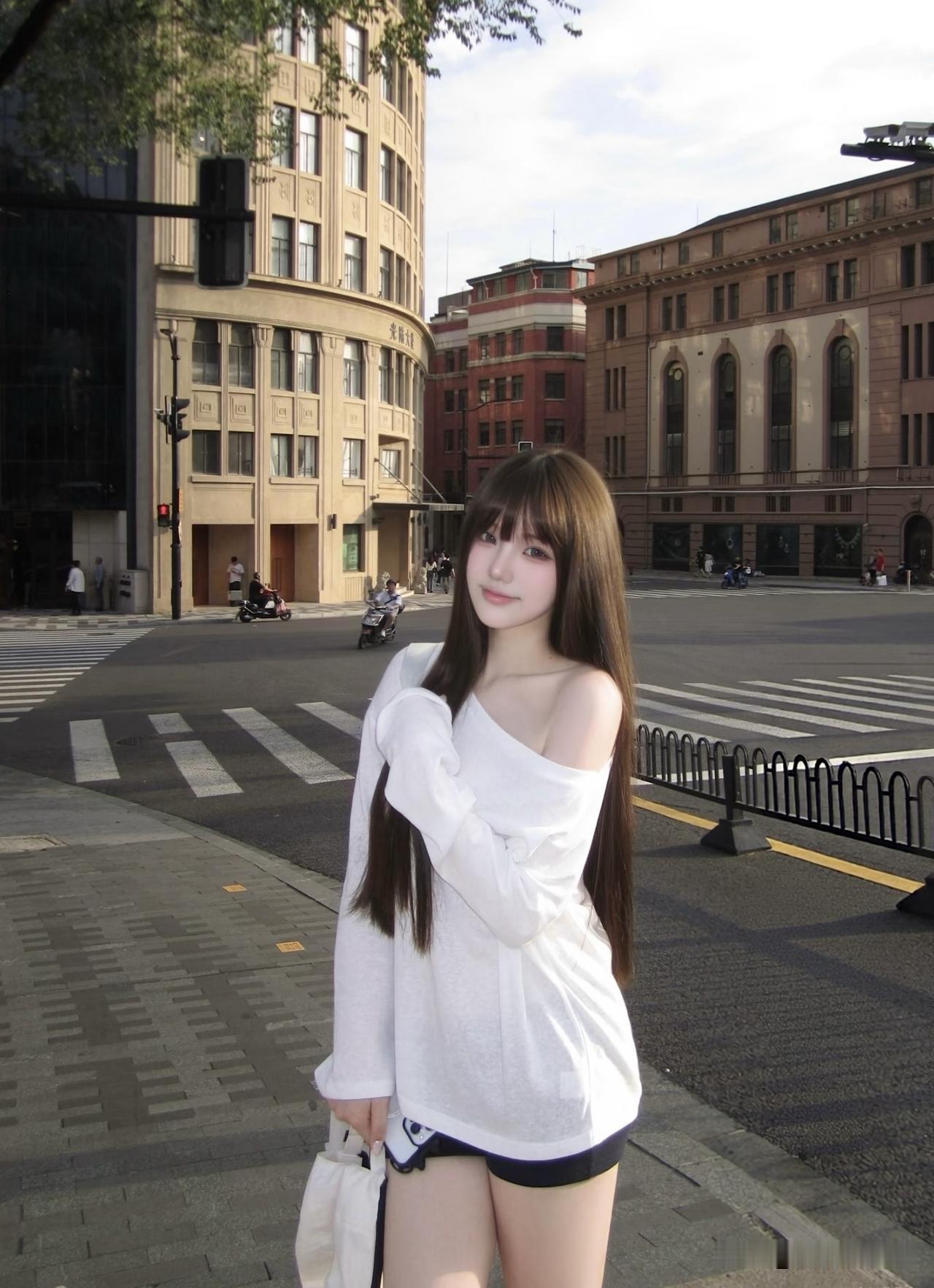 美女阳光明媚的街头，元气少女与城市背景的完美融合🌞👗🏙️