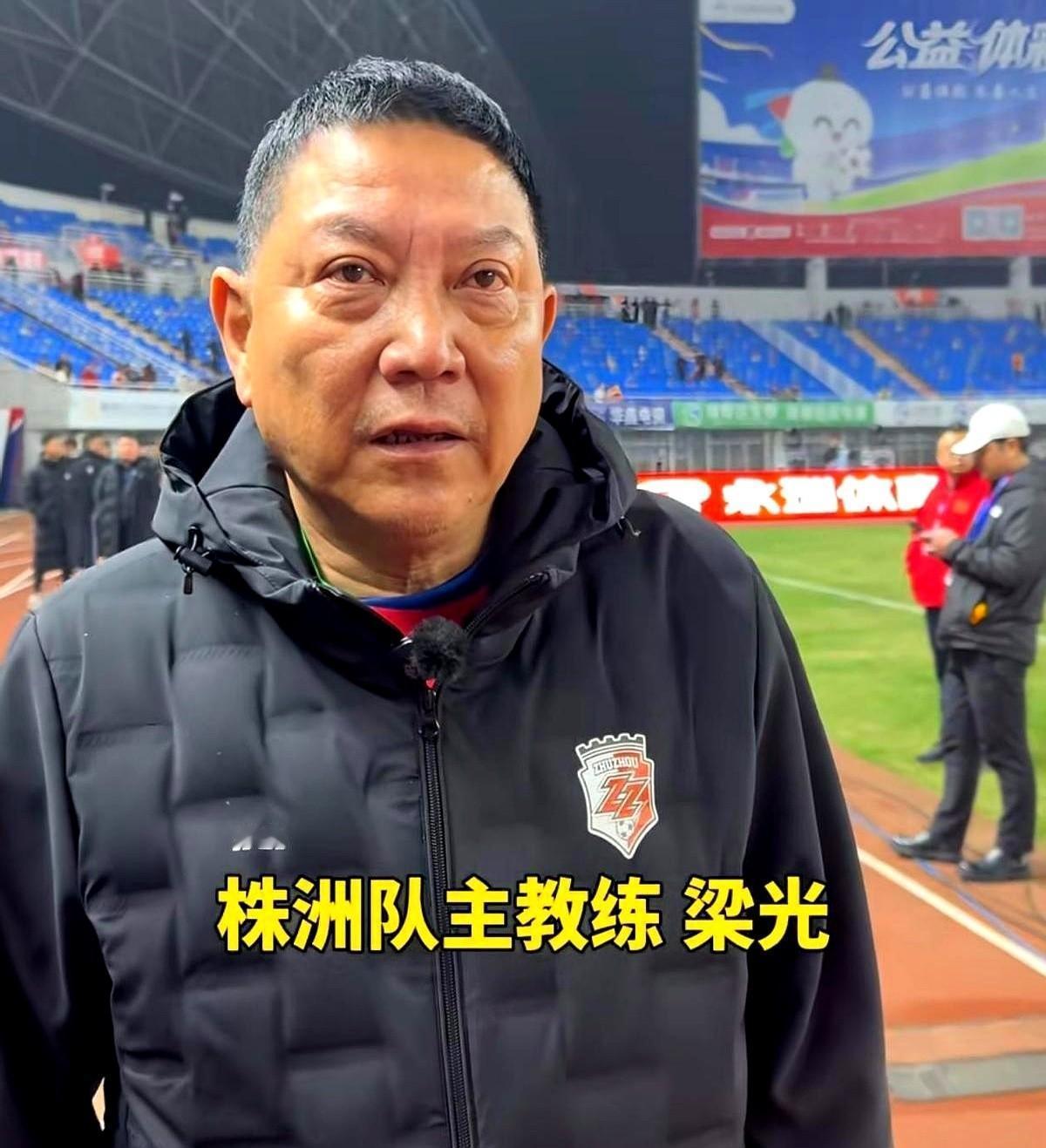 他亲手拆掉了最关键的保险丝，在汽车冲下悬崖前。
比赛第87分钟，教练用完了最后一