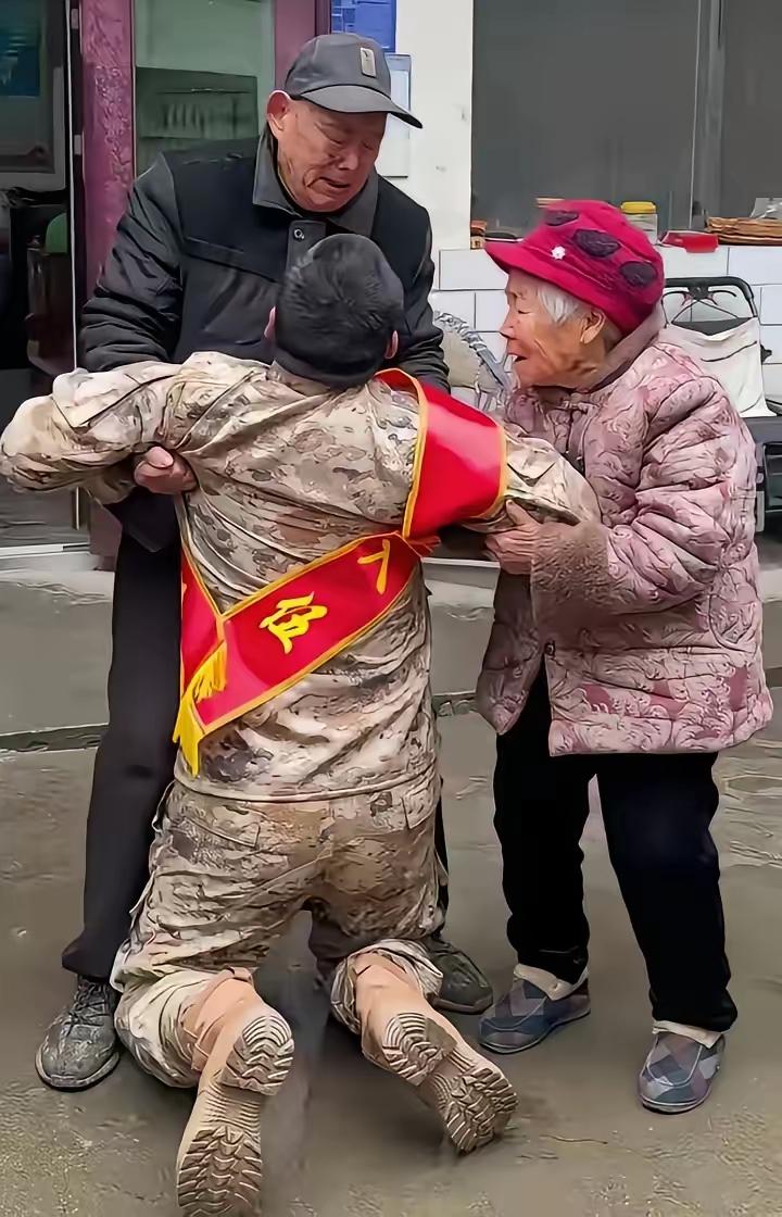 这一幕直接看哭全网！新兵张浩爽自幼失去父母，是爷爷奶奶含辛茹苦把他养大。虽然没有