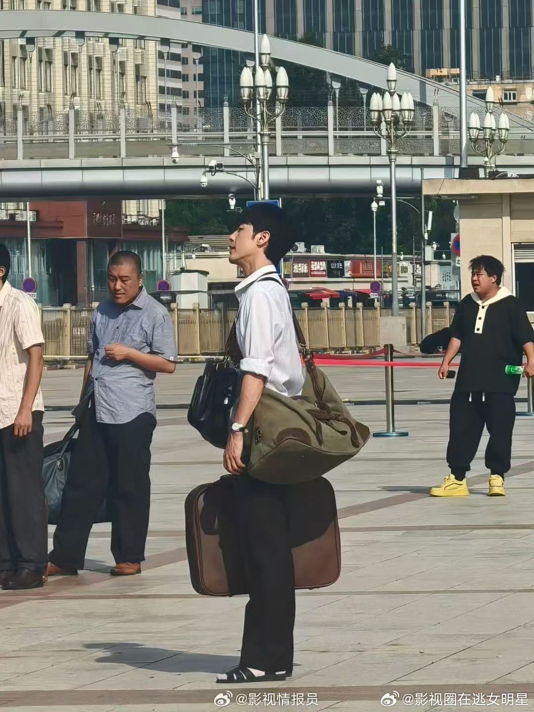 白宇冬去春来拎行李路透 ​​​生活气息满满～白宇在《冬去春来》这段路透简直太有年