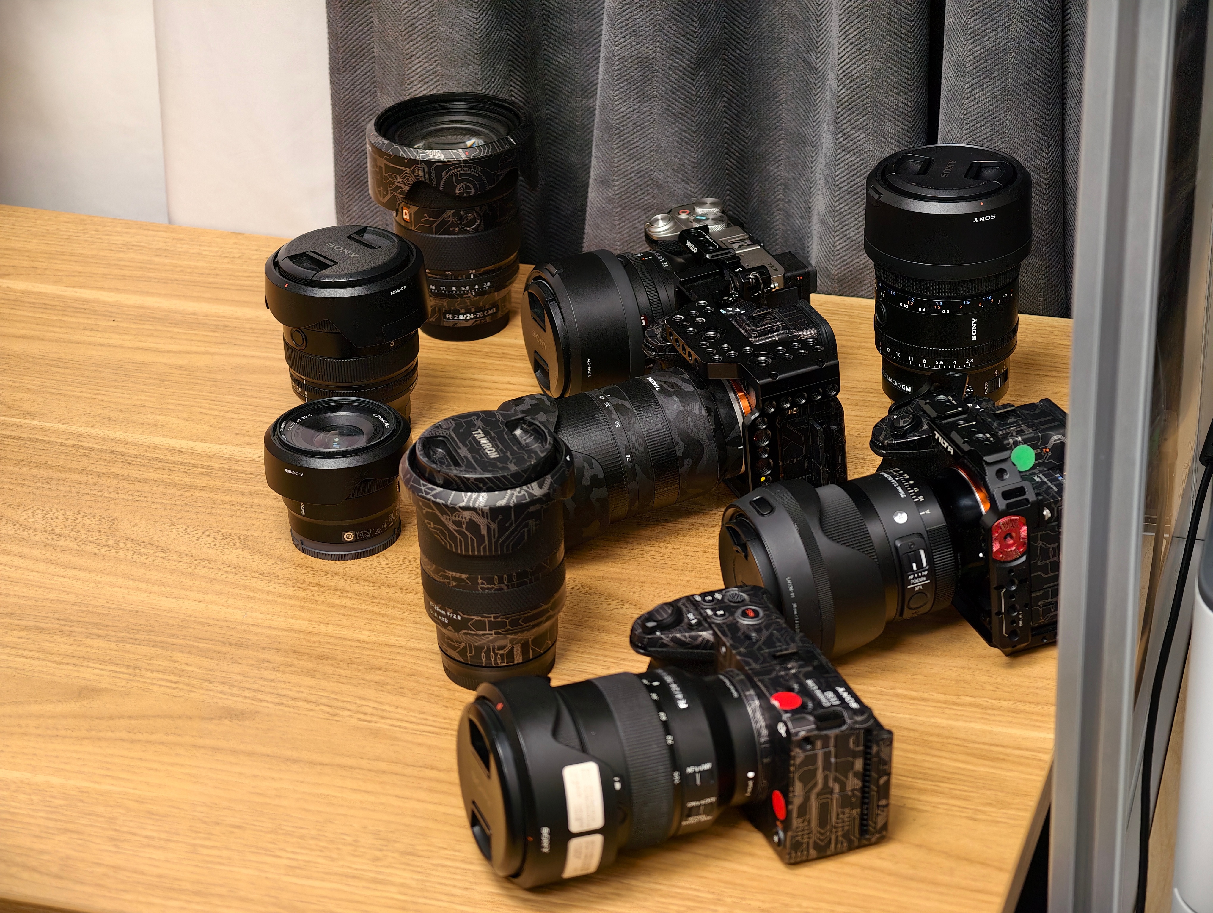 最近又新添了一些镜头，突然发现这几年也七七八八攒了这么些设备了。广角的，长焦的，