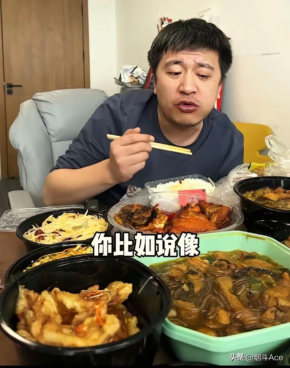 这是张雪峰今天中午出镜吃午饭的画面。一碗米饭六碗菜。盛大菜用的是塑料盒子，大概点