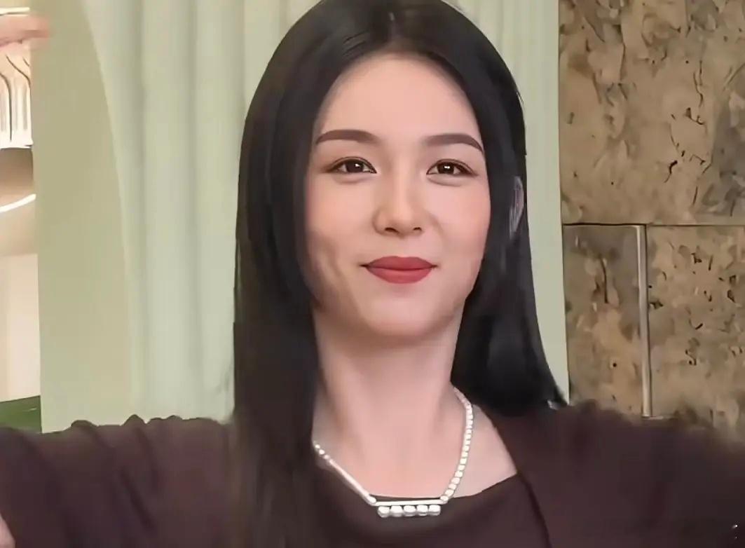 这么一看周也张婧仪长得也不像啊，感觉张婧仪面部平整度更高