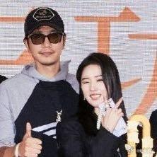 #林更新北京有彭冠英在# 《玫瑰的故事》庆功宴，北京有谁在啊，彭冠英在，手都挽上