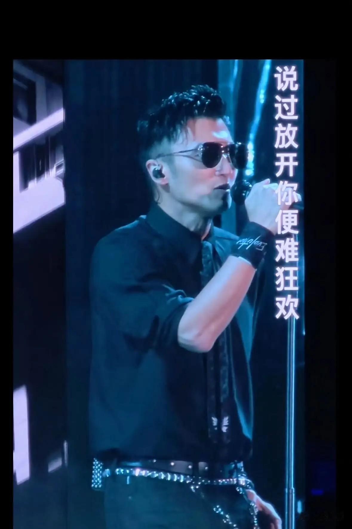谢贤离世后谢霆锋青岛开唱，一身黑衣藏尽思念
 
7月25日晚间，谢霆锋现身青岛举