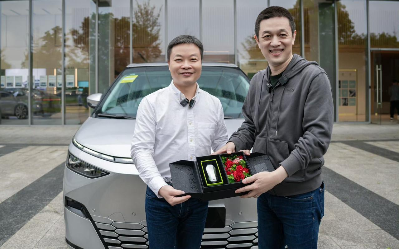蔚来CEO李斌也买了一辆小鹏X9！日前，小鹏汽车CEO何小鹏表示，这是李斌8年来