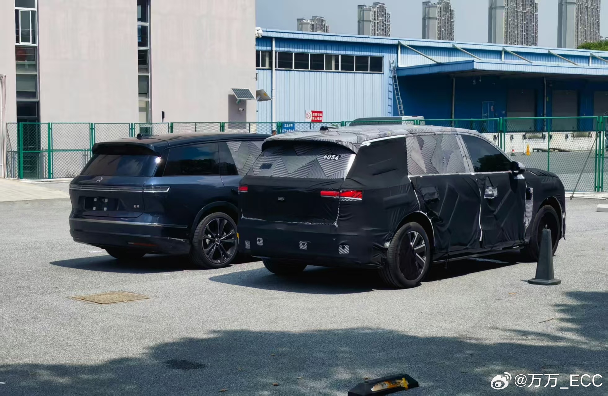 道理我都懂，为啥右边这台「蔚来ES8」看起来这么大？[柯基]（三代 ES8 尺寸