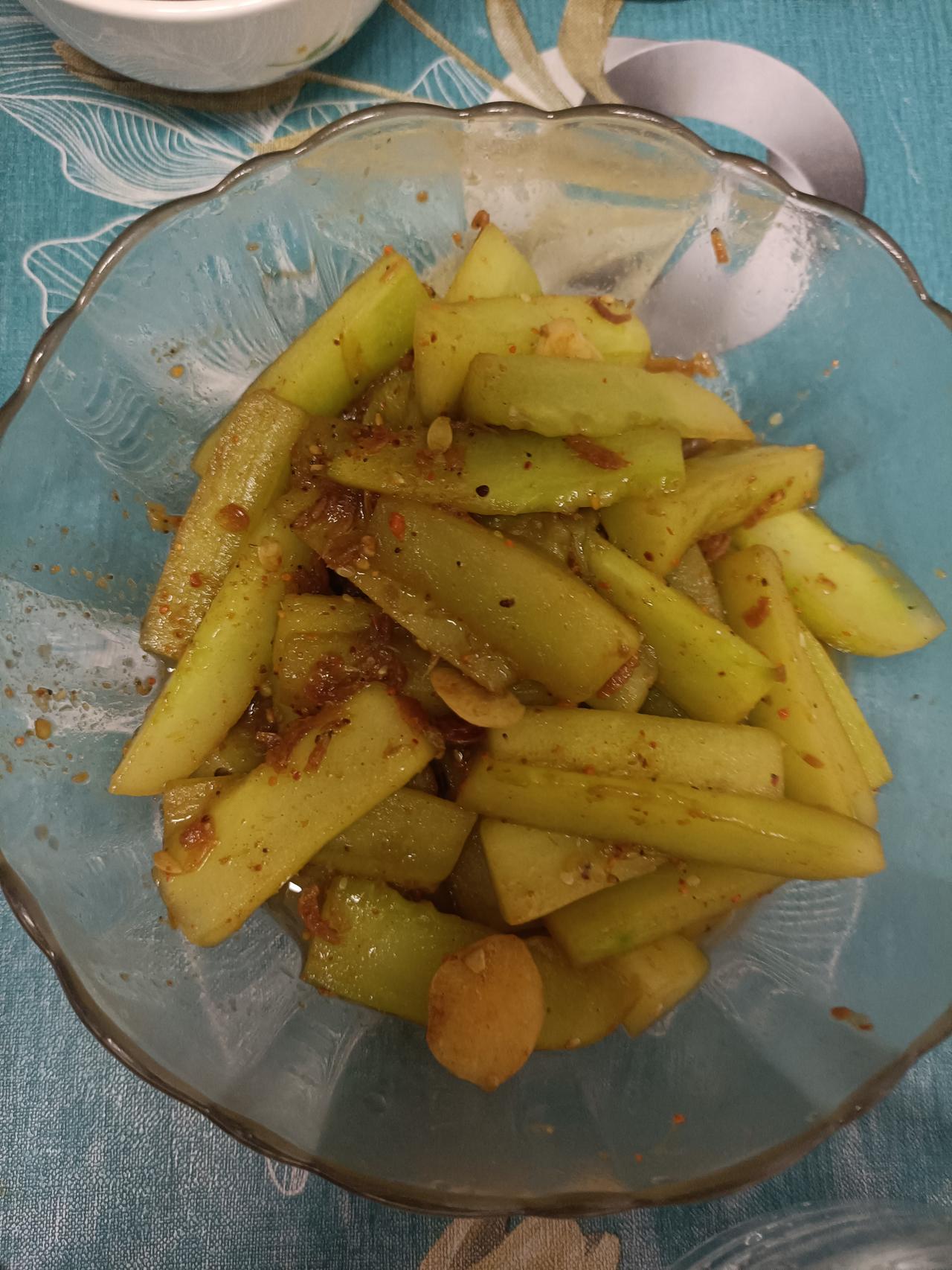 我家儿媳上班带饭，每天做好饭都先让儿媳把饭菜装盒在吃饭，我不喜欢吃别人剩下的饭菜