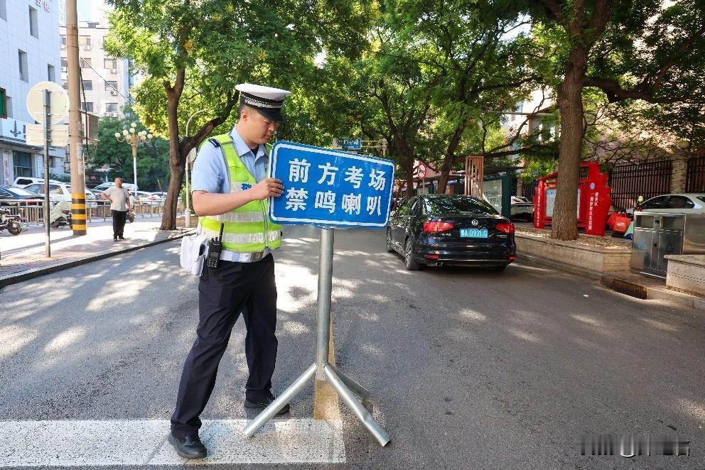 在考场外撕开了一道隐秘的口子——我们拼命守护的，究竟是孩子的未来，还是那个名为“