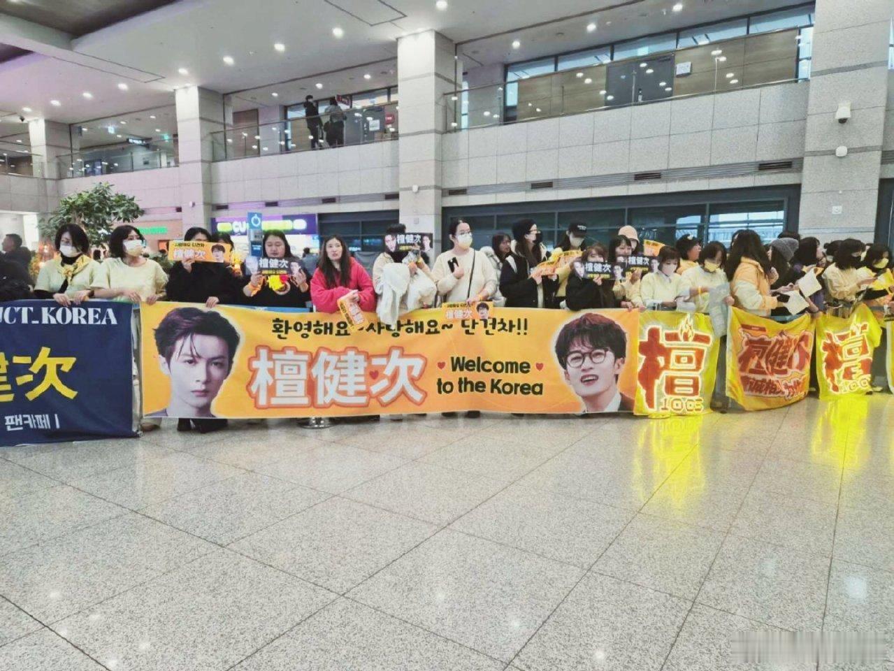 檀健次韩国人气檀健次的机场名场面太震撼！四面八方赶来的粉丝把现场挤得满满当当，这