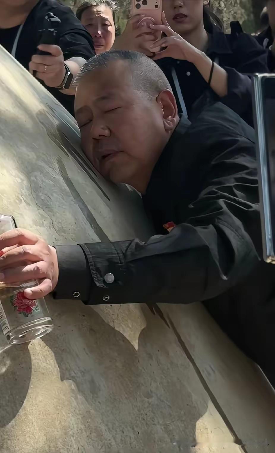 抗美援朝烈士陵园里，一名男子将脸贴在一块墓碑上，说出的一句话，让人听着瞬间泪目了