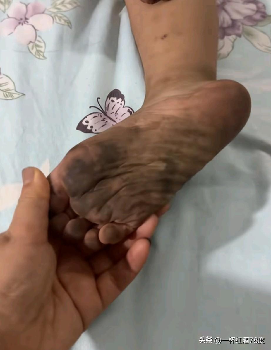 别说当妈妈的懒啊，这是刚从外边玩回来，还没来得及洗，你别看这么脏，咱家孩子他抵抗