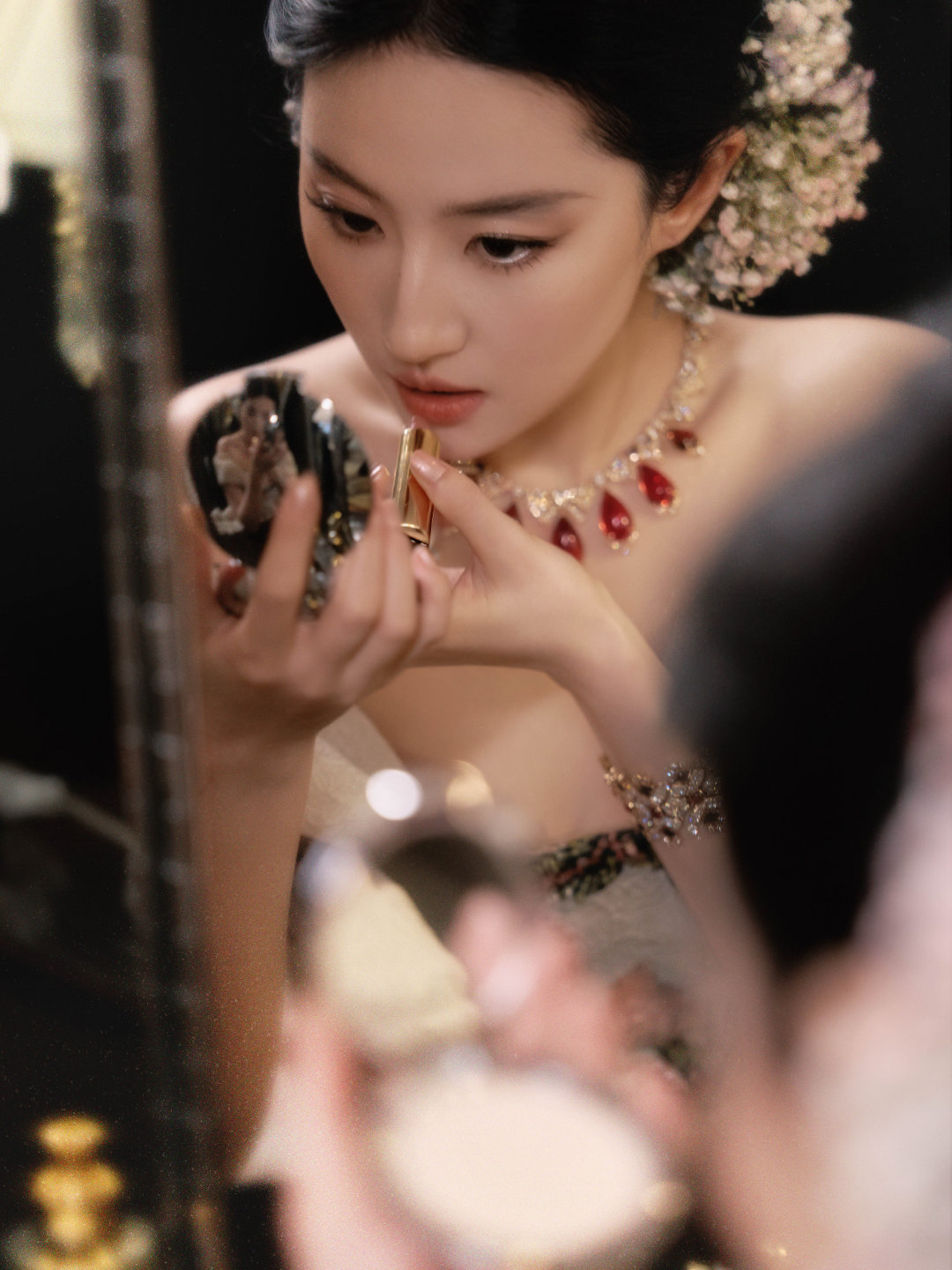 刘亦菲vogue出图 千呼万唤始出来 直接杀死了比赛 完美的造型完美的脸 标准答