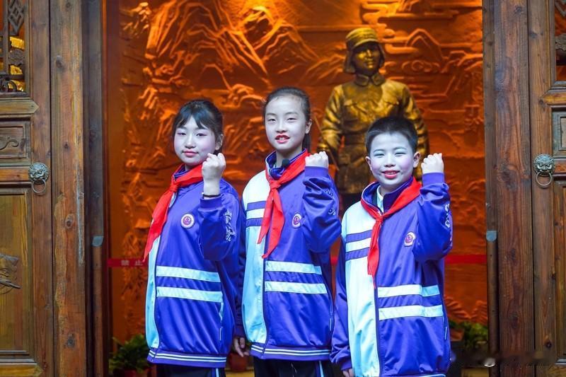 七一建党节，它不只是一个纪念日，更是我们校准理想信念的精神坐标。
回溯历史，长征