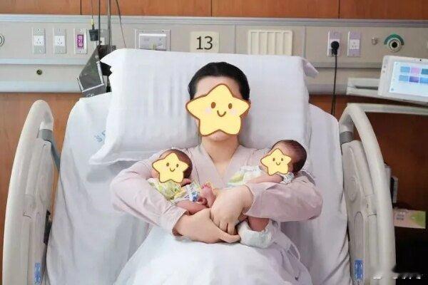 女子从未产检生完才知怀的双胞胎深圳产妇全程零产检，生完女婴5分钟助产士发现肚里还