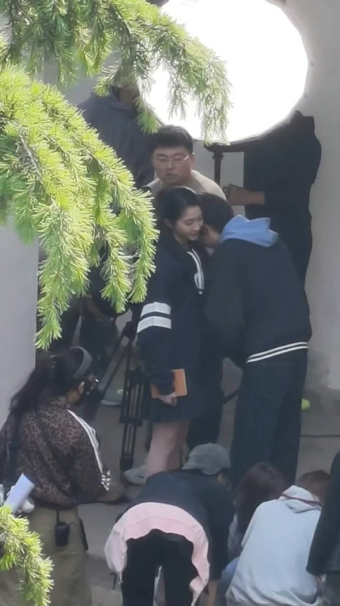 林一埋肩关晓彤林一靠关晓彤肩 这是我能看的吗，林一就这样埋进关晓彤的肩膀 
