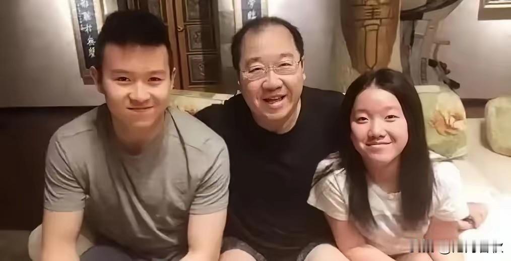 原来英达还有个女儿
而且五官还酷似英达
这基因太强大了