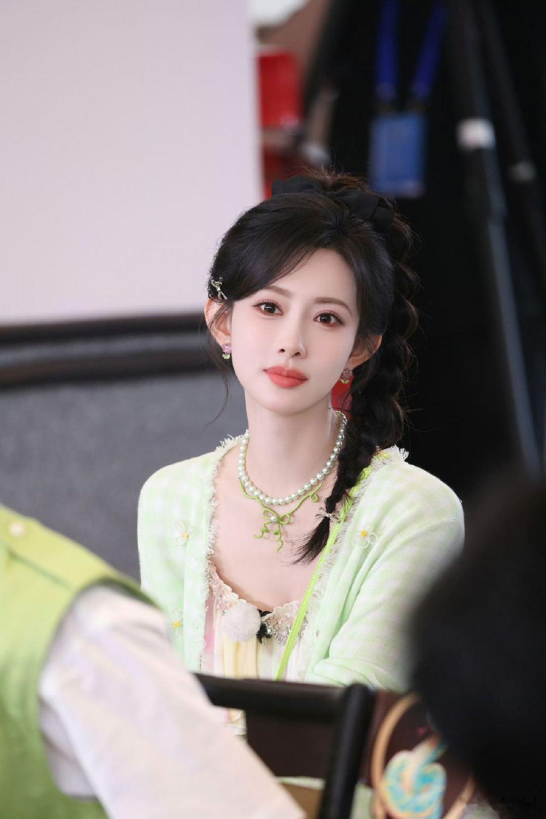 孟子义好久不见 孟姐的现偶真的盼了很久，平时看路透私服已经很有偶像剧女主的感觉了