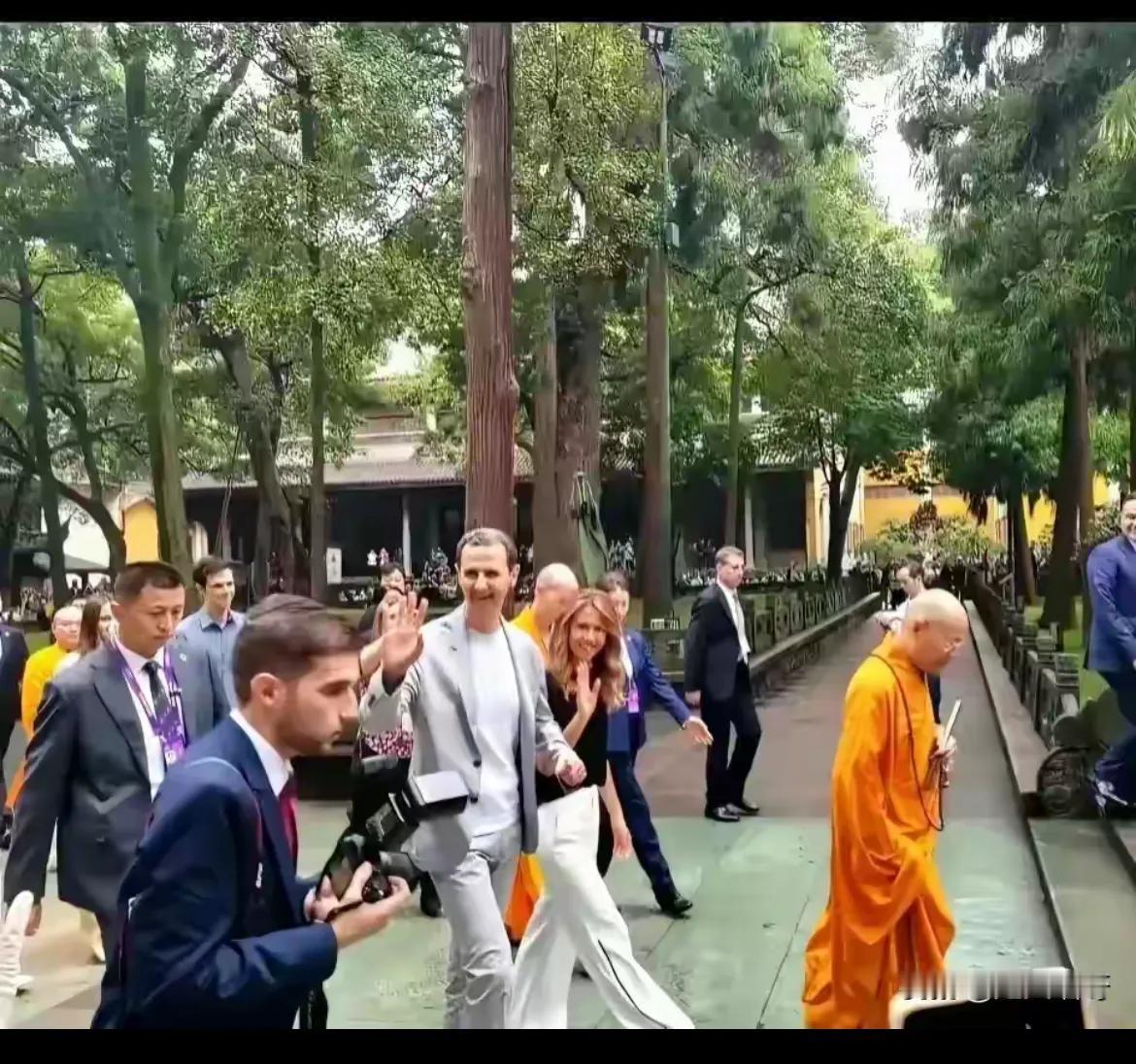 有件事情很是困惑，叙利亚总统巴沙尔是穆斯林信真主的，在杭州的时候为什么要去灵隐寺