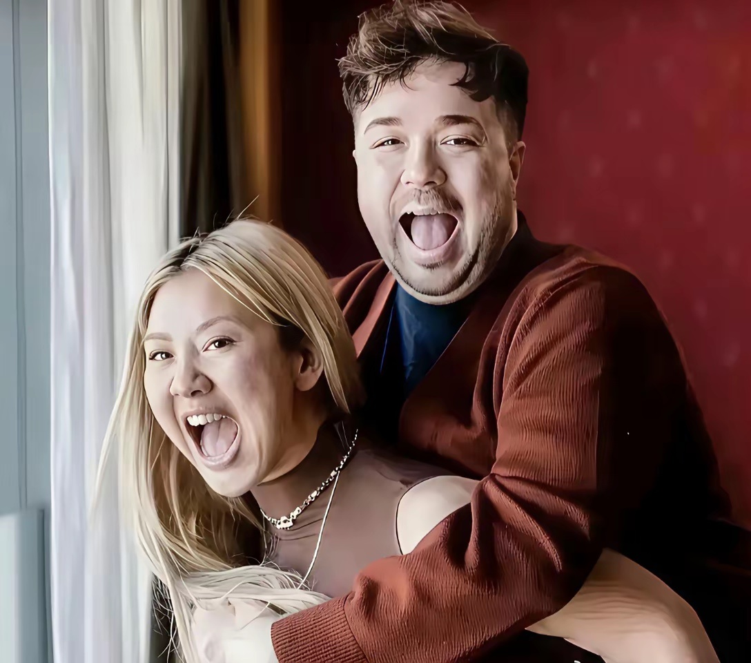 郑欣宜和她的男朋友在一起，两人很般配。 