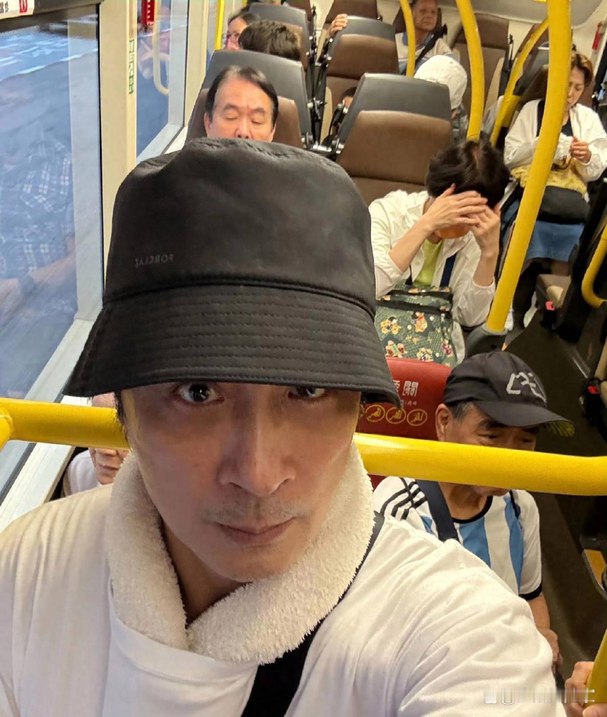 63岁吴镇宇刷老年卡被司机当众质疑！当他掏出身份证那一刻，全网炸了……


11