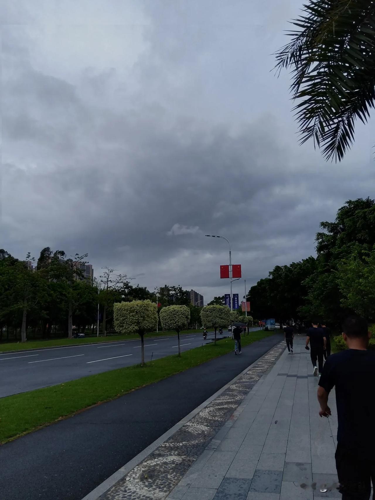 台风来了，
南沙这次天空有点黑，
偶尔会下一点小雨。
今天出门没有带伞🌂，
也