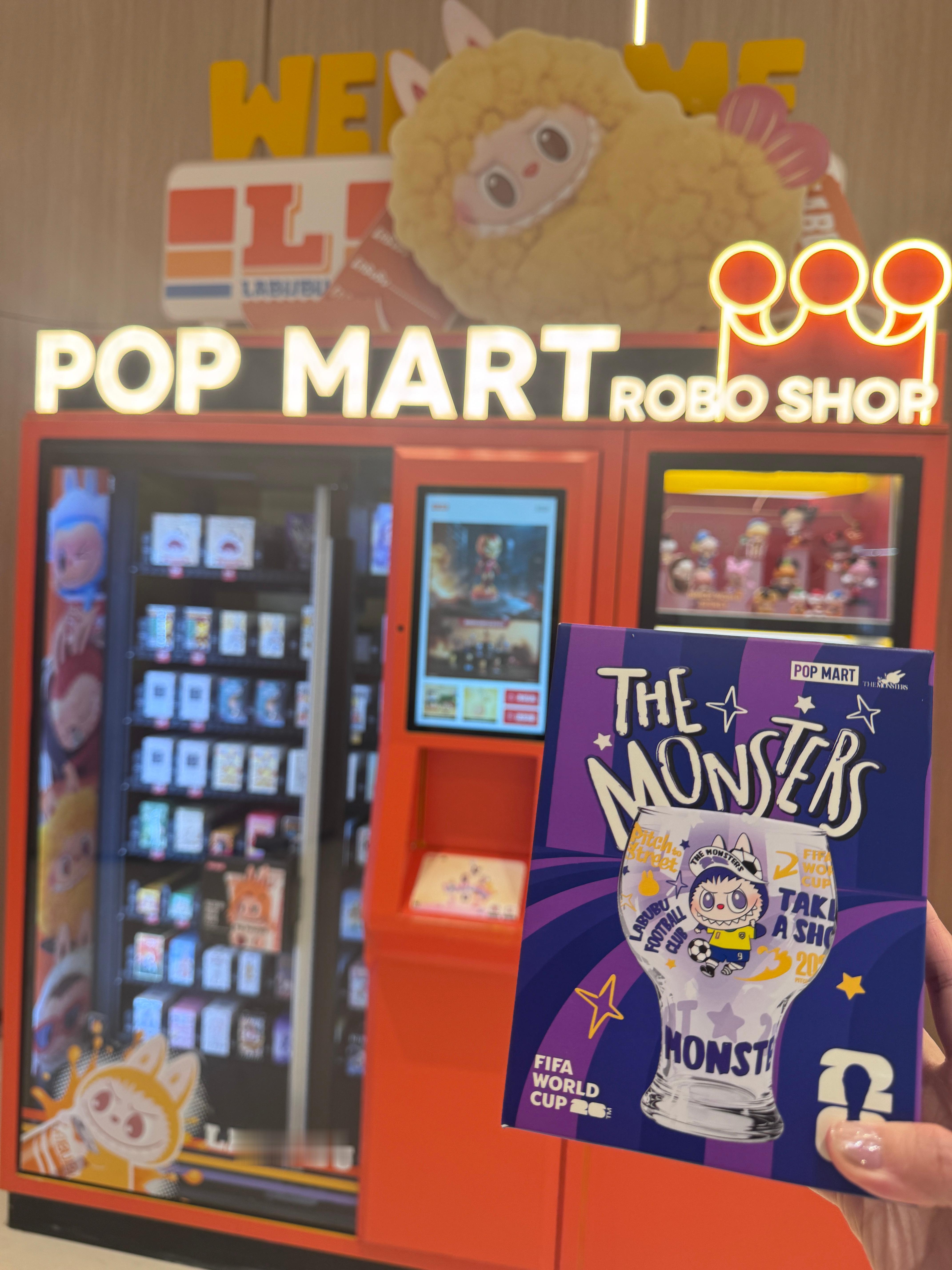 停车偶遇一台泡泡玛特机器，顺手买了个世界杯联名拉布布的杯子昨天看小程序缺货了，线