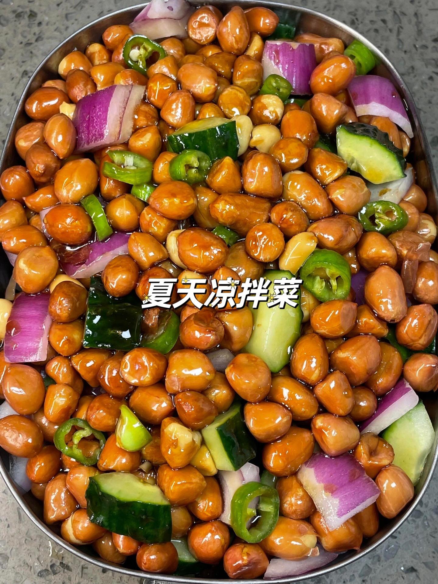 清爽开胃的老醋花生。花生黄瓜口感脆脆的，裹满了酸甜的酱汁，还有淡淡的洋葱清香，非常开胃解馋的夏日凉菜~
食材
花生、洋葱、黄瓜、线椒、陈醋
做法
1⃣️冷锅冷油温倒入花生米小火慢炸，炸至变色，捞出放凉备用
2⃣️加入洋葱、黄瓜、线椒，锅里加入陈醋5匙、生抽
3匙、蚝油2匙、砂糖3匙、盐少许，中火煮至粘稠
3⃣️倒入煮好的酱汁，搅拌均匀就可以了~
-
这个老醋花生酸甜酥脆，很解腻，非常适合夏天没胃口的时候吃，姐妹们快来试一试~