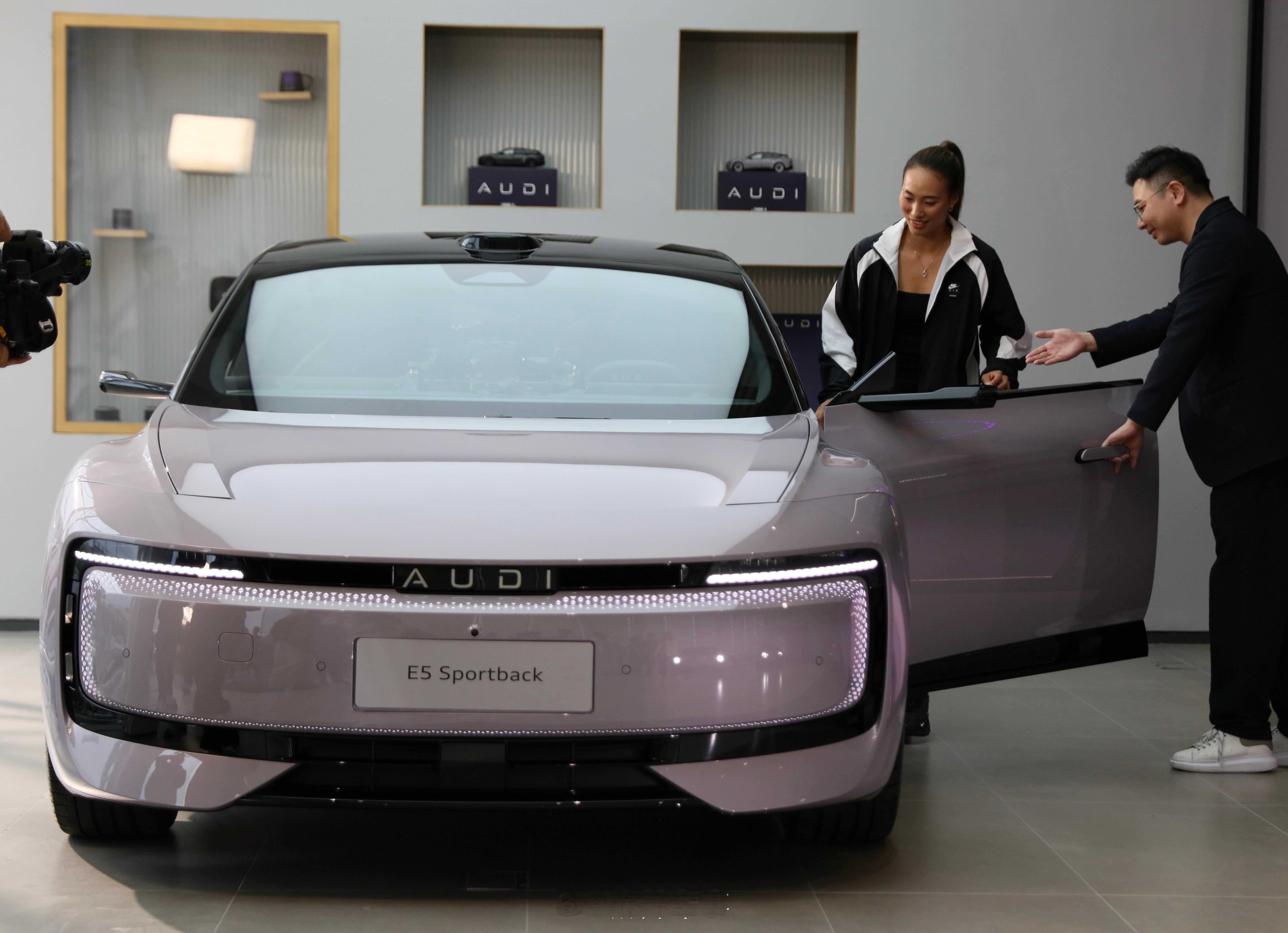 网友今日捕捉到郑钦文现身汽车门店，身着运动装的她利落大方，一句“这一看就是我的车