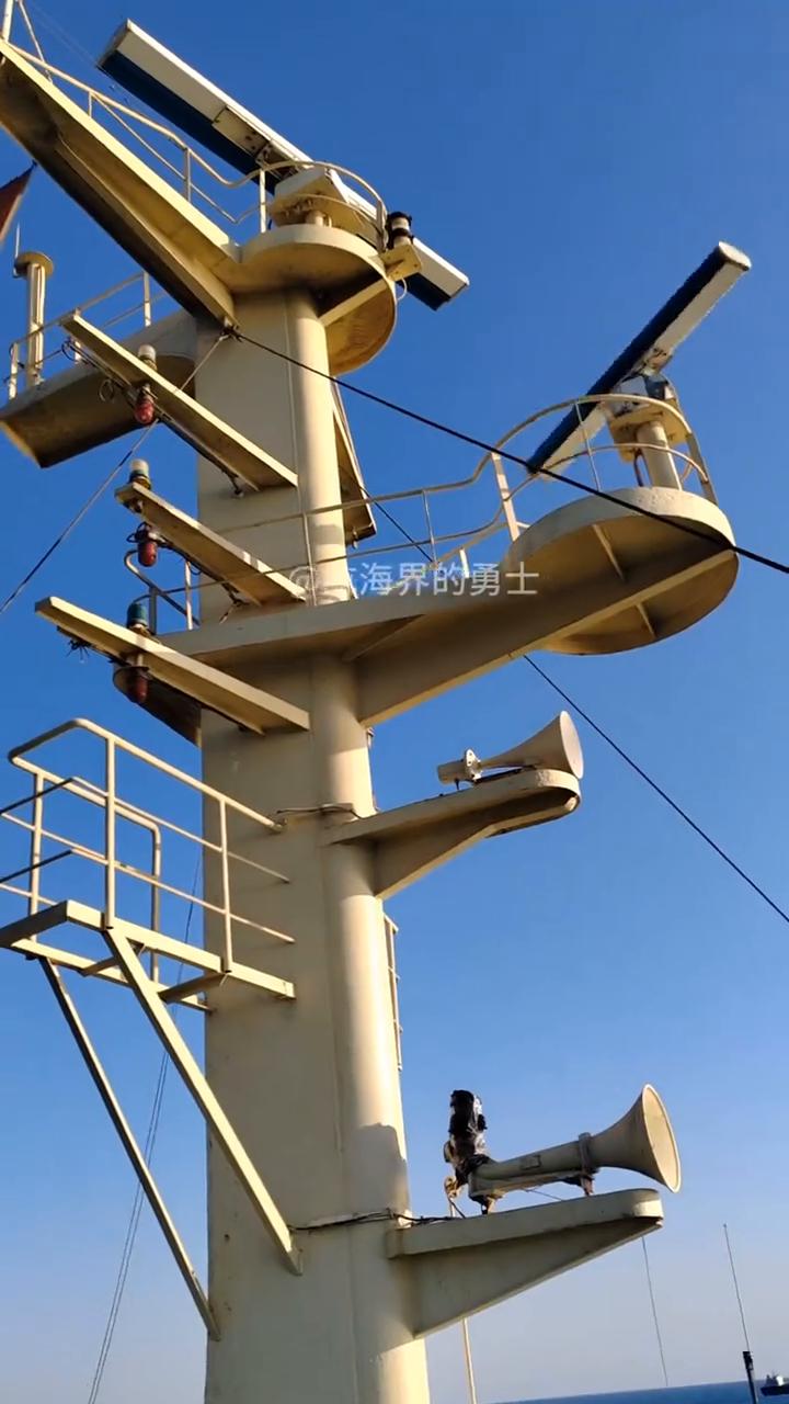 水头你看，那边有条船，别拍了海盗船。快跑，快海盗来了。快门关上，把门关上，到机舱