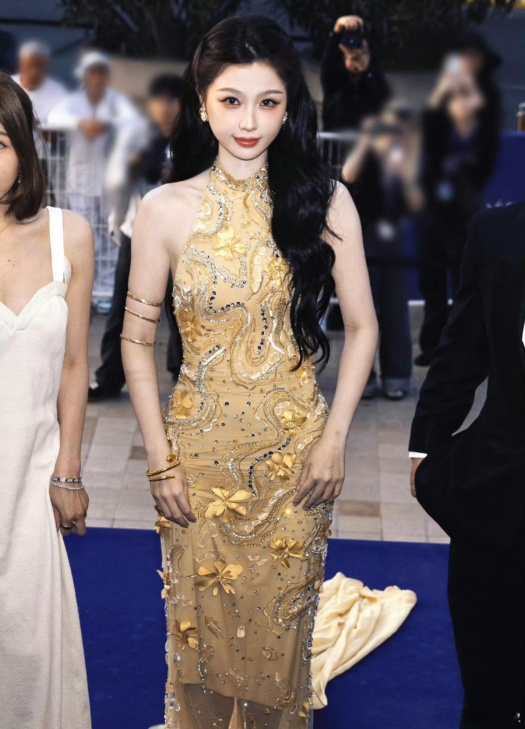 虞书欣戛纳蓝色妖姬造型虞书欣两套look美到失语！就这样闪耀戛纳