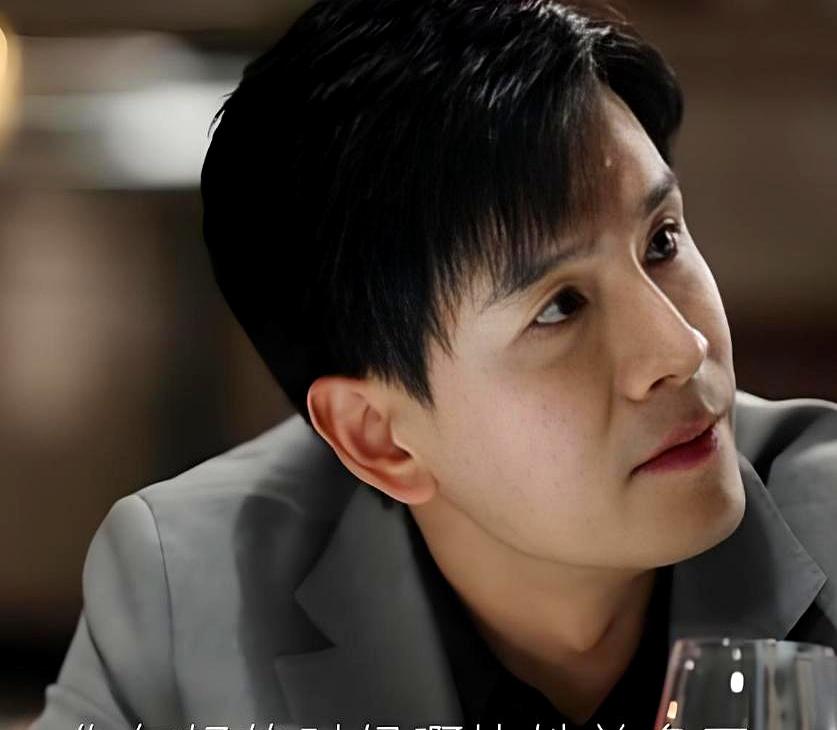 连看两集《蜜语纪》，经超演的渣男前夫真让人出戏。
 

他在剧里是自私虚伪的聂予